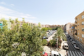 ¡ ESPECTACULAR VIVIENDA JUNTO AMBULATORIO SAN FERMÍN, 140 M2, VISTAS DESPEJADAS !