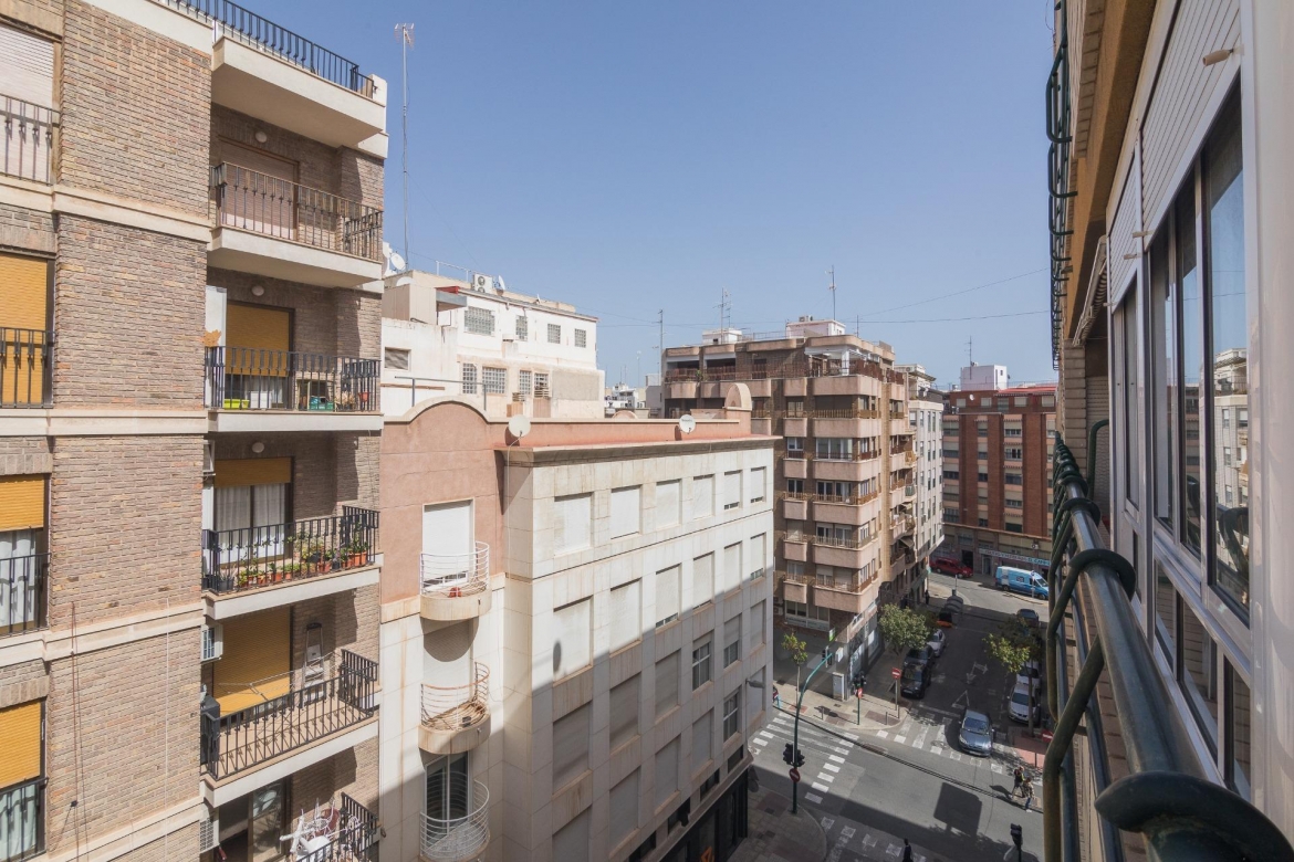 ¿ QUIERES ABRIR LA PUERTA DE TU NUEVO HOGAR? - JUNTO A PISOS AZULES - CON REFORMA INTEGRAL EXQUISITA