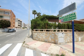 A 120 METROS DE LA PLAYA, PISO EN PLANTA BAJA DE 3 DORMITORIOS AMUEBLADA Y CON ELECTRODOMÉSTICOS