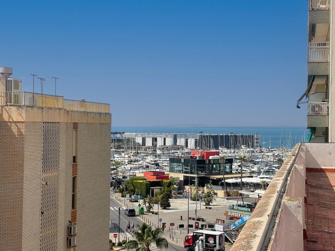 Apartamento en el puerto de Santa Pola, de dos habitaciones y un baño, rodeada de todos los servicio