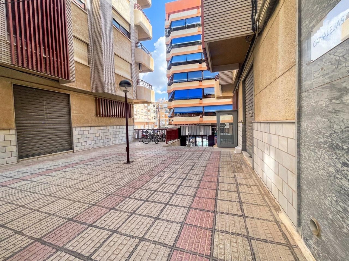 Apartamento en el puerto de Santa Pola, de dos habitaciones y un baño, rodeada de todos los servicio