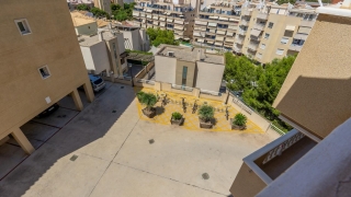 Bonito piso con vistas al mar, terraza, piscina, garaje y solárium en Calle del Mar