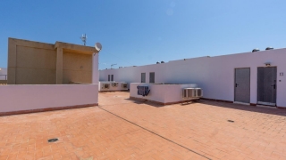 Bonito piso con vistas al mar, terraza, piscina, garaje y solárium en Calle del Mar