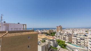 Bonito piso con vistas al mar, terraza, piscina, garaje y solárium en Calle del Mar