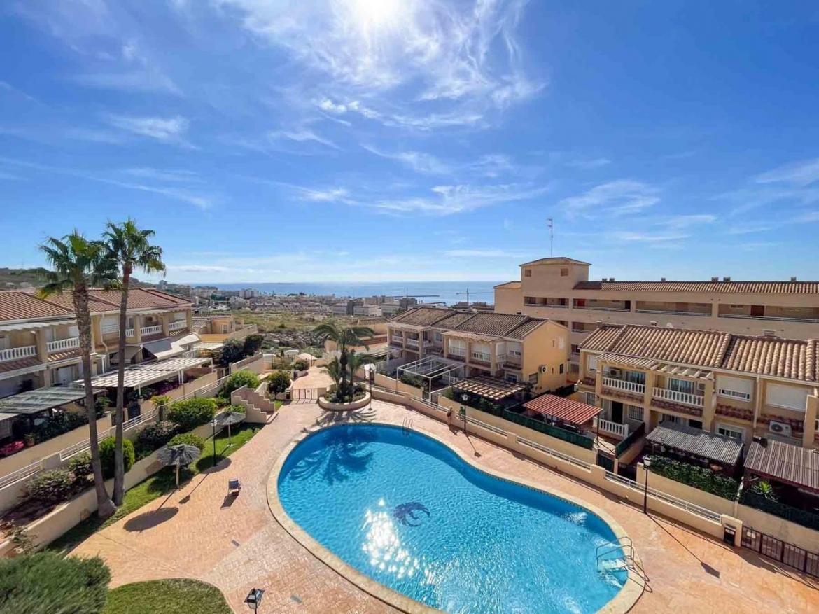 Bonito piso con vistas al mar, terraza, piscina, garaje y solárium en Calle del Mar