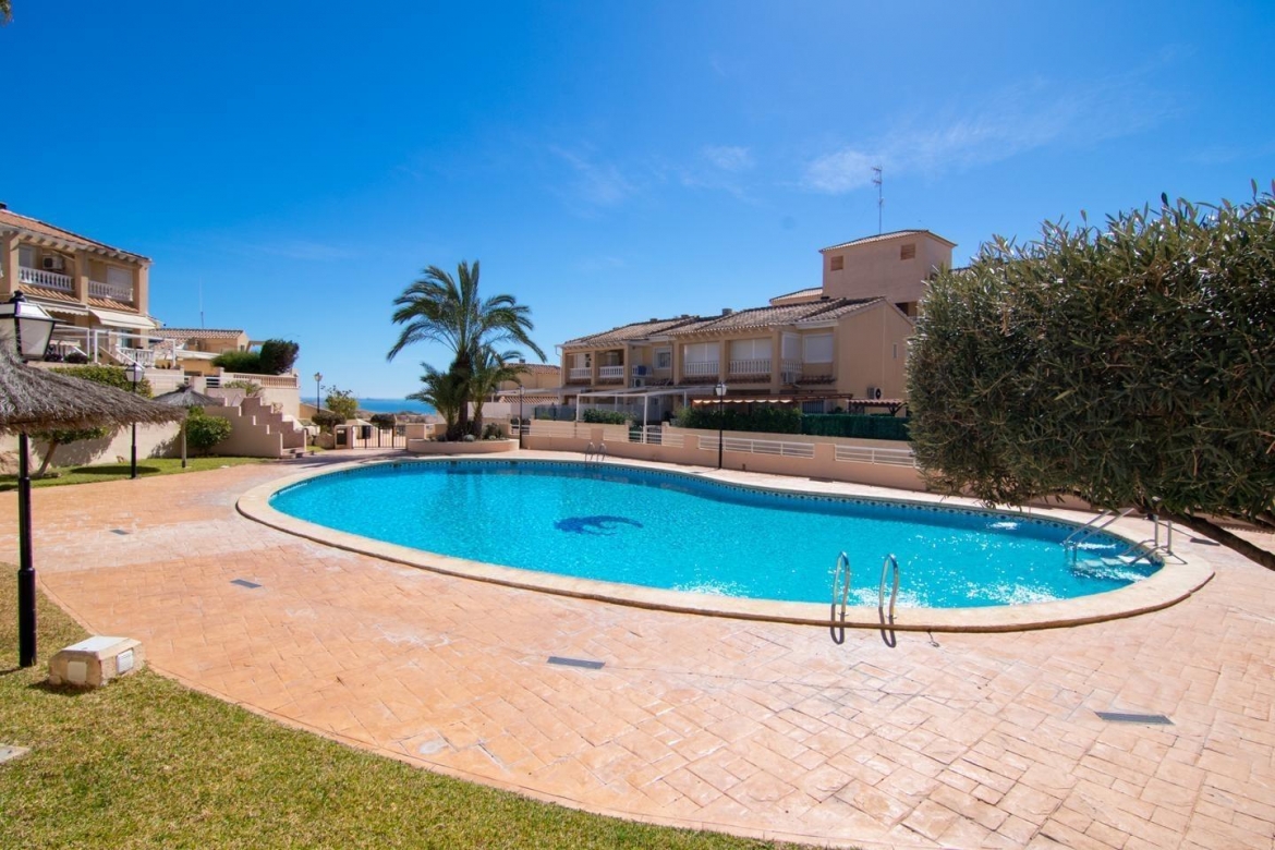 Bonito piso con vistas al mar, terraza, piscina, garaje y solárium en Calle del Mar