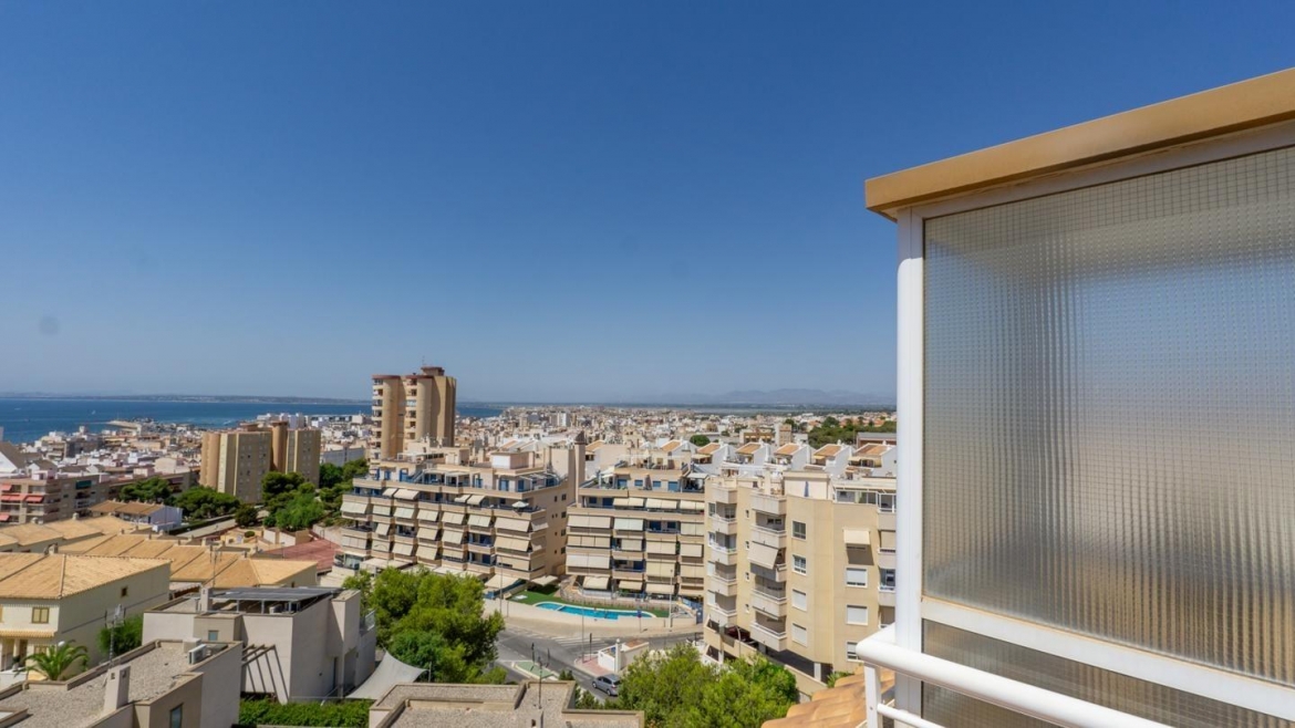 Bonito piso con vistas al mar, terraza, piscina, garaje y solárium en Calle del Mar