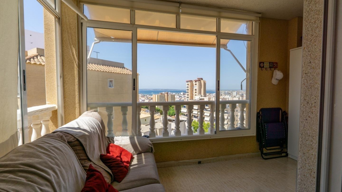 Bonito piso con vistas al mar, terraza, piscina, garaje y solárium en Calle del Mar