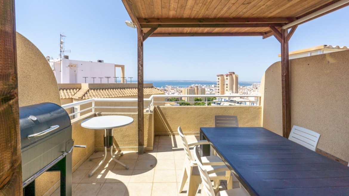 Bonito piso con vistas al mar, terraza, piscina, garaje y solárium en Calle del Mar