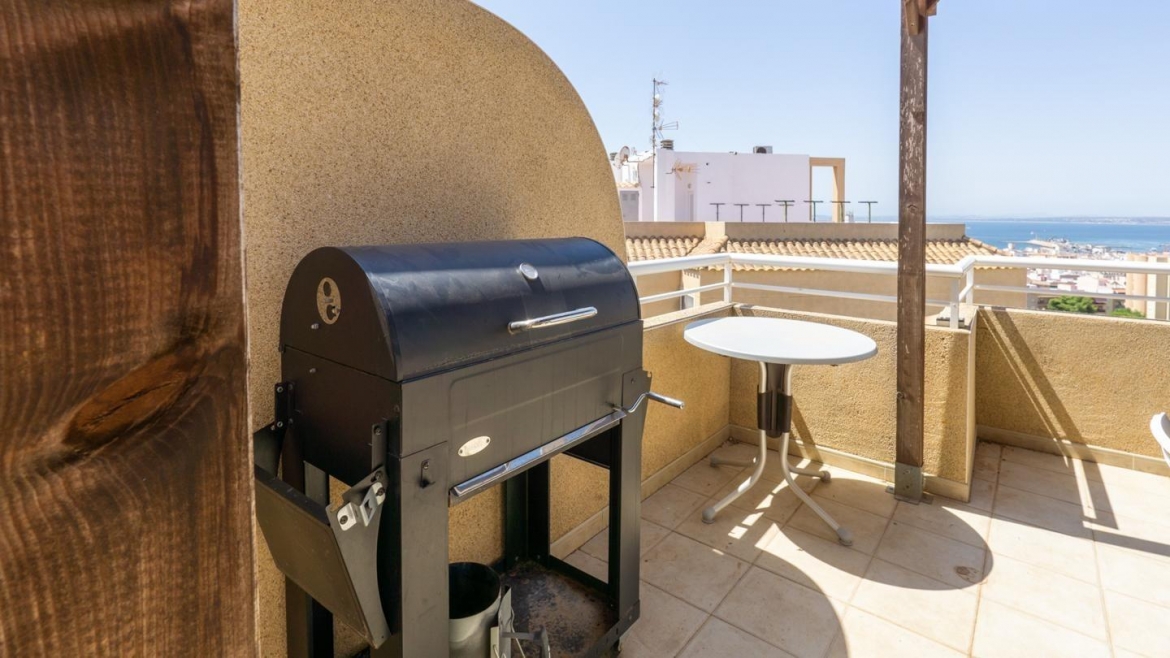 Bonito piso con vistas al mar, terraza, piscina, garaje y solárium en Calle del Mar