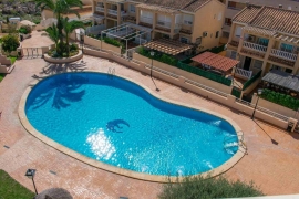 Bonito piso con vistas al mar, terraza, piscina, garaje y solárium en Calle del Mar