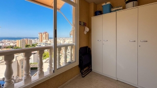 Bonito piso con vistas al mar, terraza, piscina, garaje y solárium en Calle del Mar