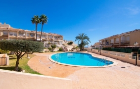 Bonito piso con vistas al mar, terraza, piscina, garaje y solárium en Calle del Mar