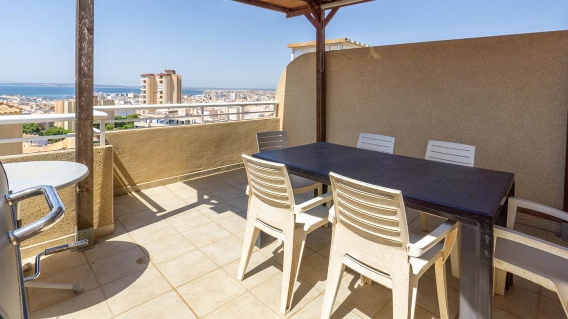 Bonito piso con vistas al mar, terraza, piscina, garaje y solárium en Calle del Mar