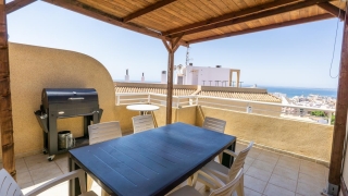 Bonito piso con vistas al mar, terraza, piscina, garaje y solárium en Calle del Mar