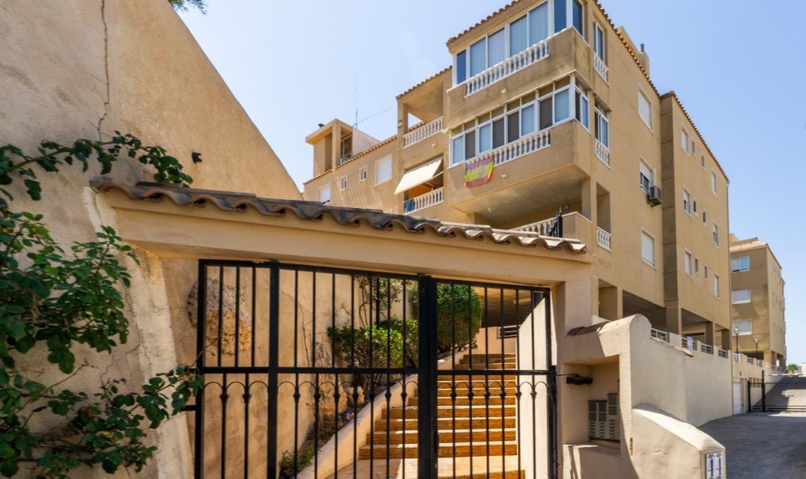 Bonito piso con vistas al mar, terraza, piscina, garaje y solárium en Calle del Mar