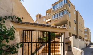 Bonito piso con vistas al mar, terraza, piscina, garaje y solárium en Calle del Mar