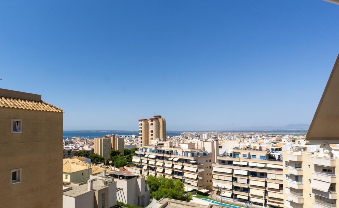 Bonito piso con vistas al mar, terraza, piscina, garaje y solárium en Calle del Mar