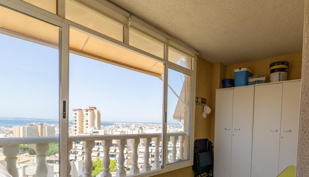 Bonito piso con vistas al mar, terraza, piscina, garaje y solárium en Calle del Mar