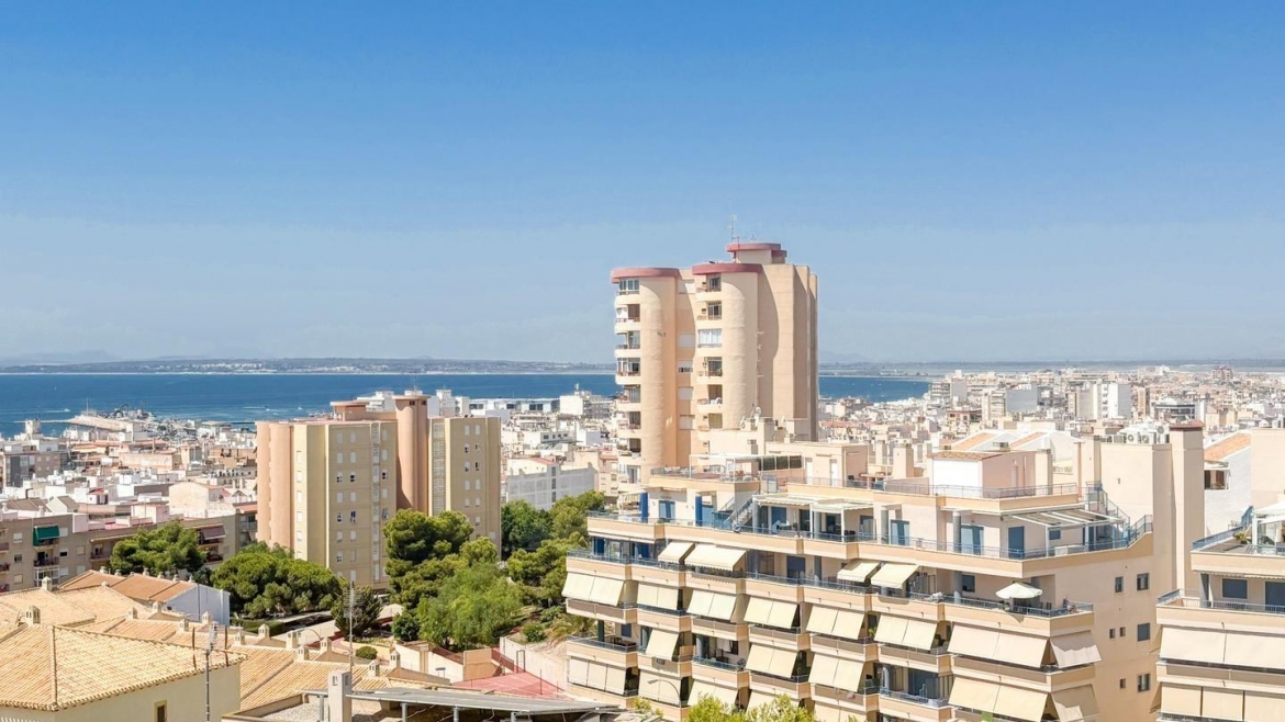 Bonito piso con vistas al mar, terraza, piscina, garaje y solárium en Calle del Mar