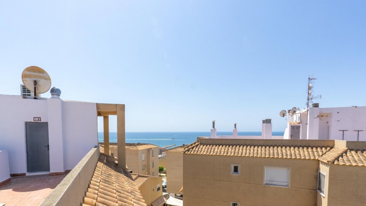 Bonito piso con vistas al mar, terraza, piscina, garaje y solárium en Calle del Mar