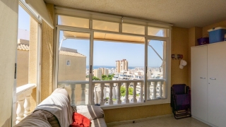 Bonito piso con vistas al mar, terraza, piscina, garaje y solárium en Calle del Mar