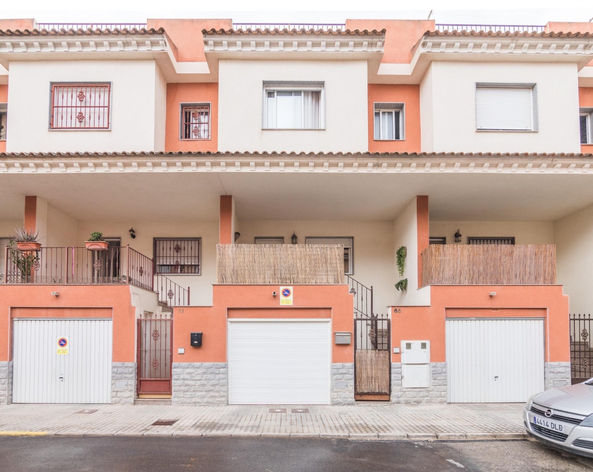 Bungalow con terraza privativa, piscina comunitaria, garaje, tres habitaciones en granja de rocamora