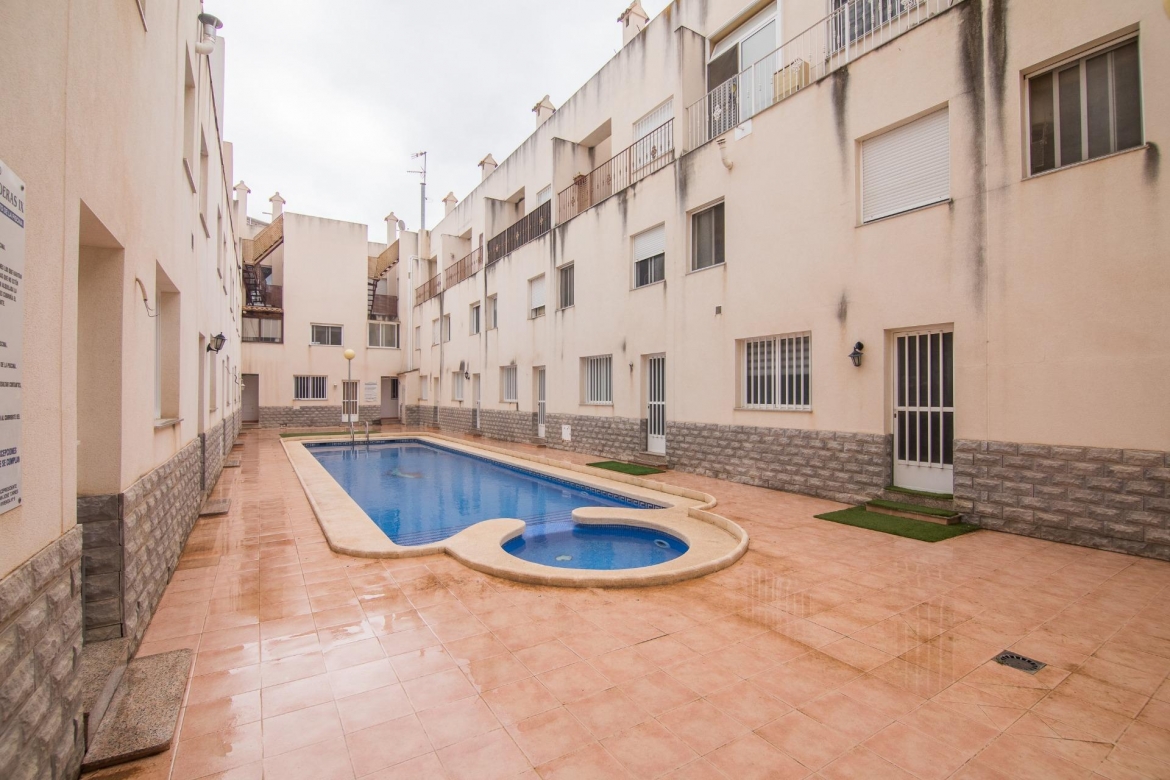 Bungalow con terraza privativa, piscina comunitaria, garaje, tres habitaciones en granja de rocamora