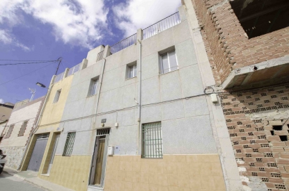 CASA EN VENTA EN CREVILLENTE, ZONA CALVARIO. PLANTA BAJA REFORMADA, PRIMERA PLANTA PARA REFORMAR