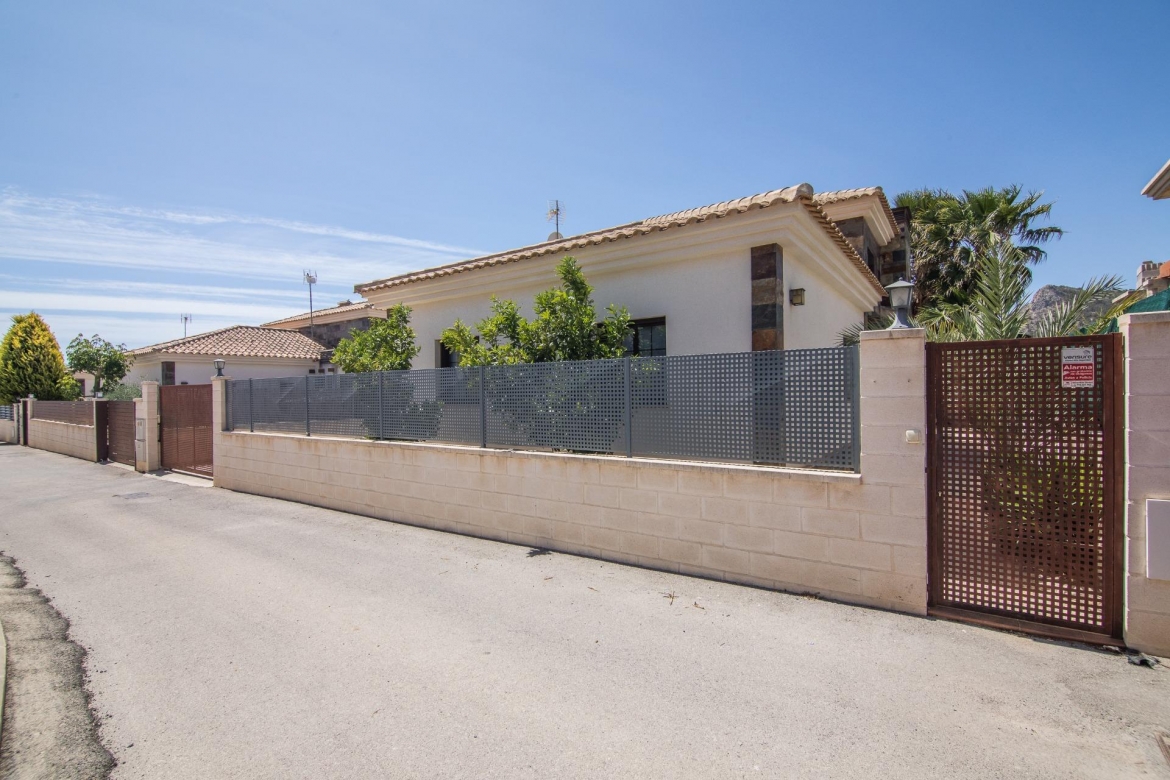 Chalet con piscina en Aspe seminuevo a 15 minutos aproximadamente de Elche