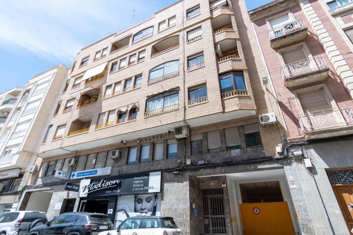 ENTRESUELO COMERCIAL EN PLENO CENTRO DE ELCHE, POSIBILIDAD CAMBIO DE USO A VIVIENDA