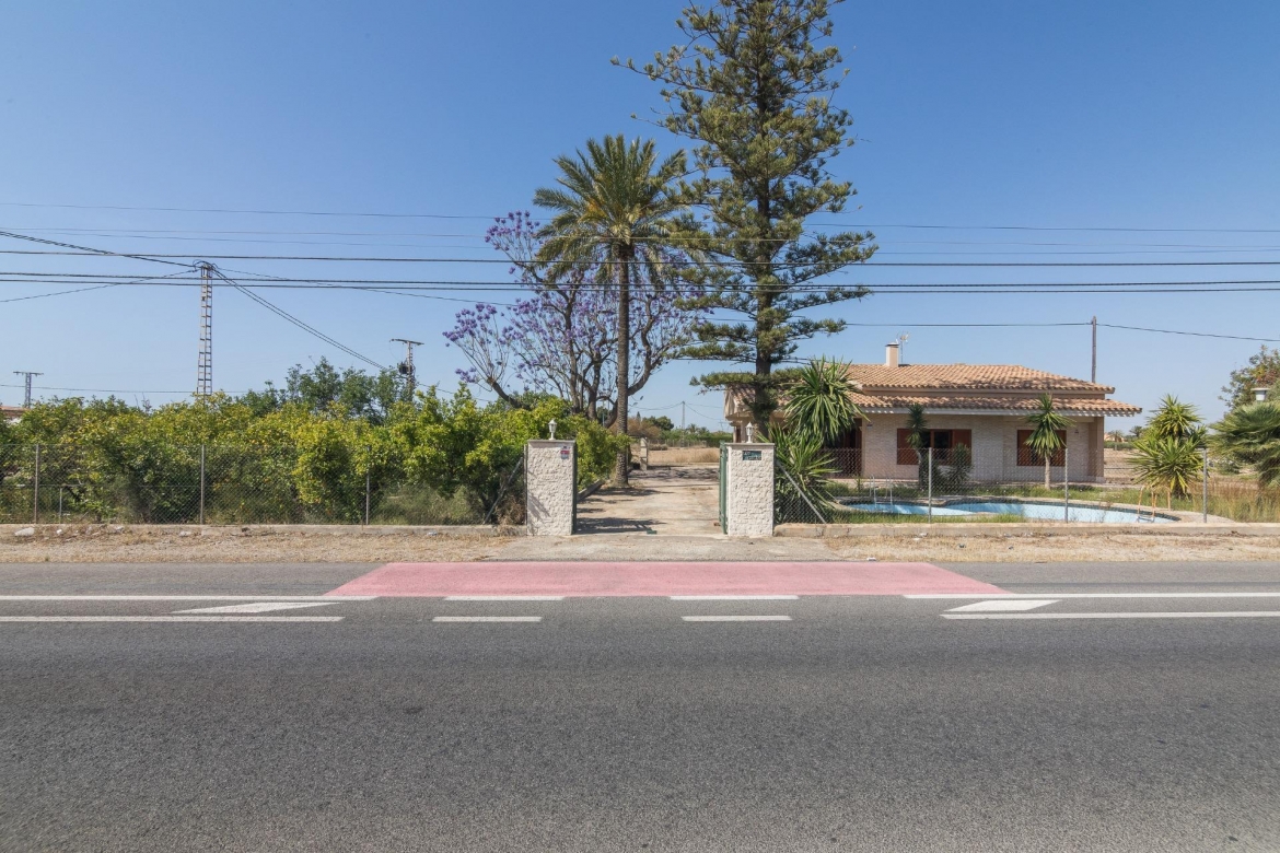 ESPECTACULAR CHALET EN LA CARRETERA DE SANTA POLA