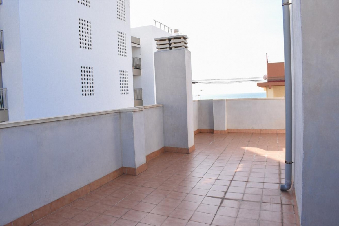 Espectacular piso con terraza, vistas al mar, piscina y 2 plazas de garaje en la zona de Santiago Be