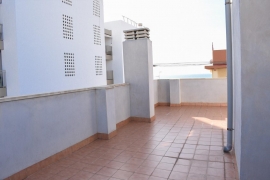 Espectacular piso con terraza, vistas al mar, piscina y 2 plazas de garaje en la zona de Santiago Be