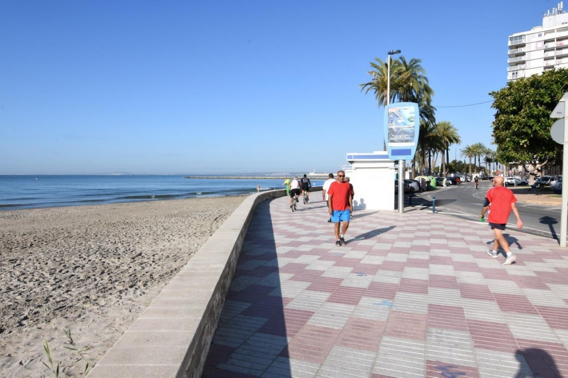 Espectacular piso con terraza, vistas al mar, piscina y 2 plazas de garaje en la zona de Santiago Be