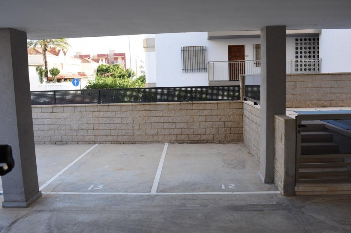 Espectacular piso con terraza, vistas al mar, piscina y 2 plazas de garaje en la zona de Santiago Be