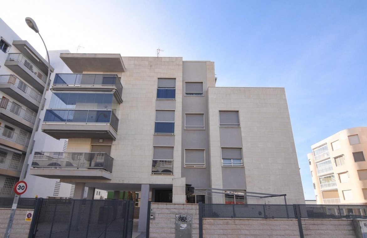 Espectacular piso con terraza, vistas al mar, piscina y 2 plazas de garaje en la zona de Santiago Be