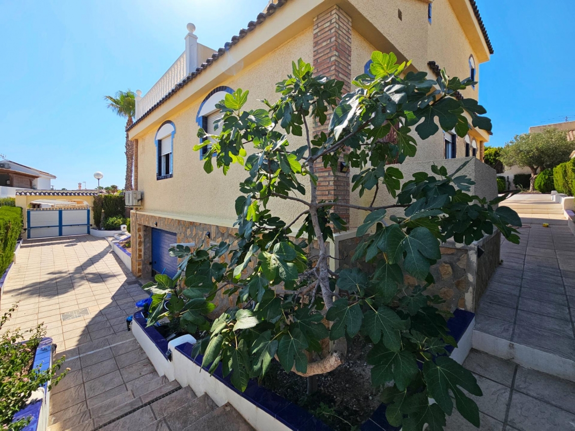 MONTE Y MAR BAJO - CHALET CON PARCELA GRANDE Y PISCINA PROPIA !