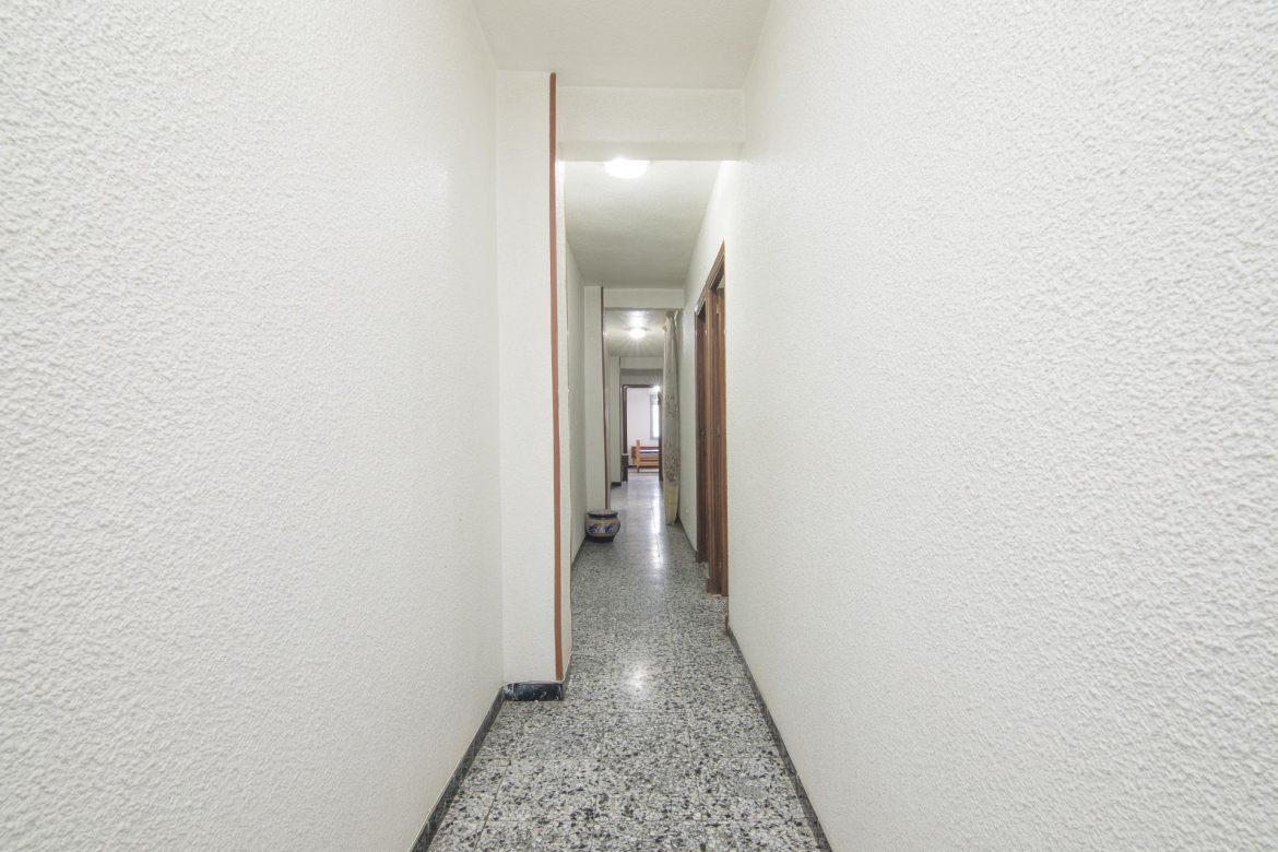 Se vende amplio piso de 4 habitaciones con ascensor y balcón junto Corazón de Jesús!!!!!