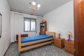 Se vende amplio piso de 4 habitaciones con ascensor y balcón junto Corazón de Jesús!!!!!