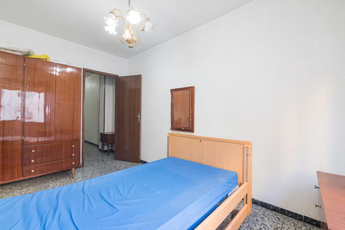 Se vende amplio piso de 4 habitaciones con ascensor y balcón junto Corazón de Jesús!!!!!