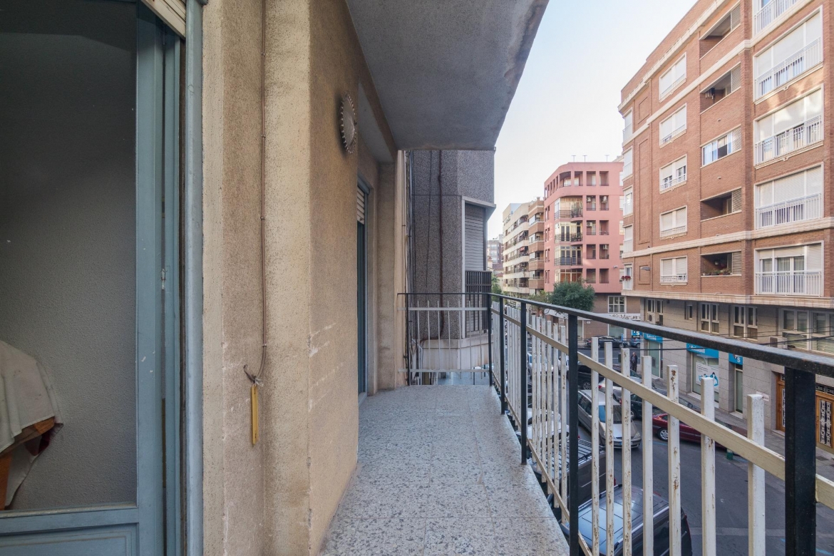 Se vende amplio piso de 4 habitaciones con ascensor y balcón junto Corazón de Jesús!!!!!