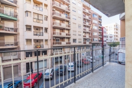 Se vende amplio piso de 4 habitaciones con ascensor y balcón junto Corazón de Jesús!!!!!