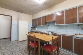 Se vende amplio piso de 4 habitaciones con ascensor y balcón junto Corazón de Jesús!!!!!