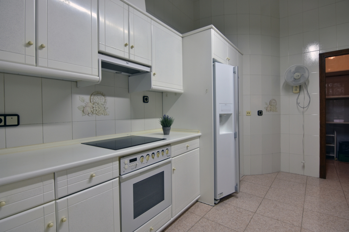 TE PRESENTAMOS EN EL CENTRO DE SANTA POLA, ESTA ESPACIOSA VIVIENDA PLANTA BAJA DUPLEX DE 5 DORMITORIOS CON GARAJE INCLUI