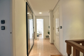 TE PRESENTAMOS EN EL CENTRO DE SANTA POLA, ESTA ESPACIOSA VIVIENDA PLANTA BAJA DUPLEX DE 5 DORMITORIOS CON GARAJE INCLUI