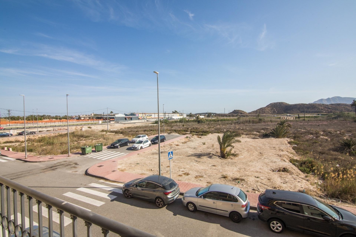 VIVIENDA EN URBANIZACIÓN CON PISCINA