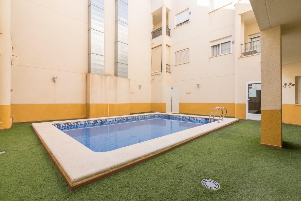 VIVIENDA EN URBANIZACIÓN CON PISCINA