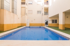 VIVIENDA EN URBANIZACIÓN CON PISCINA