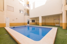 VIVIENDA EN URBANIZACIÓN CON PISCINA